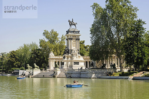 Ruderboote  König Alfonso Xll  Reiterstandbild  See  Retiro Park  Madrid  Spanien  Europa  ÖffentlicherGrund