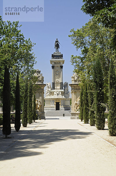 König Alfonso Xll  Reiterstandbild  Baumallee  Retiro Park  Madrid  Spanien  Europa  ÖffentlicherGrund