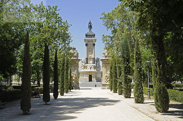 König Alfonso Xll  Reiterstandbild  Baumallee  Retiro Park  Madrid  Spanien  Europa  ÖffentlicherGrund