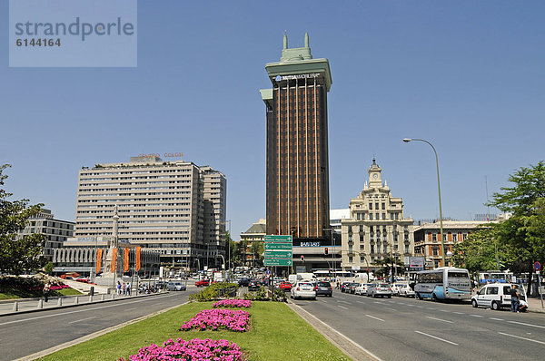 Torres de Colon  Hochhäuser  Plaza de Colon Platz  Hauptstraße  Madrid  Spanien  Europa  ÖffentlicherGrund