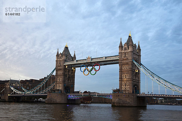 Tower Bridge mit den olympischen Ringen in der Abenddämmerung  London  England  Großbritannien  Europa