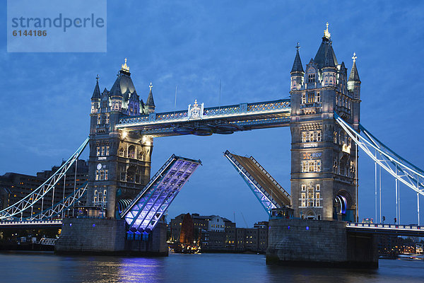 Beleuchtete Tower Bridge mit geöffneten Baskülen in der Abenddämmerung  London  England  Großbritannien  Europa