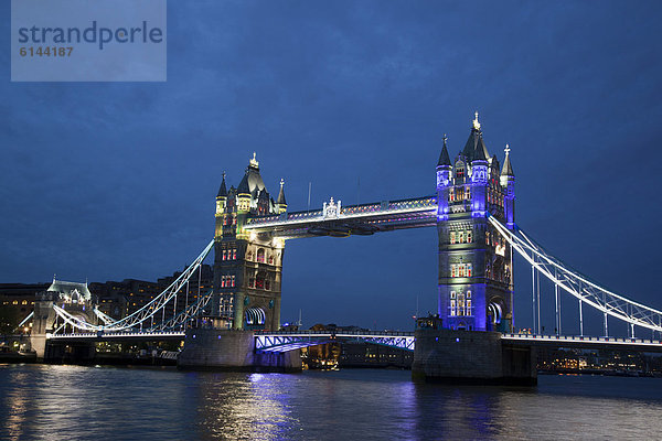 Beleuchtete Tower Bridge  Beleuchtung für spezielle Anlässe  London  England  Großbritannien  Europa