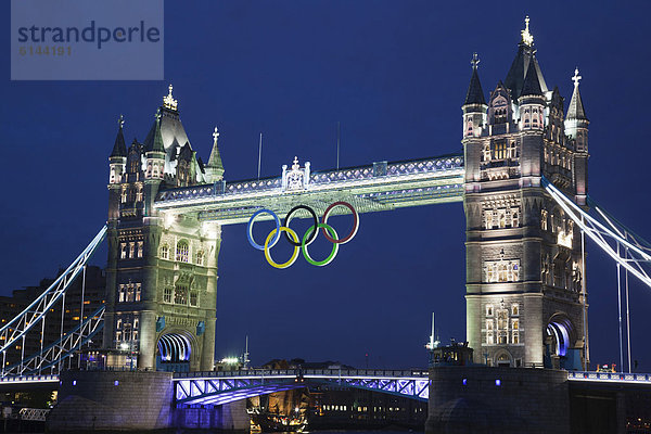 Beleuchtete Tower Bridge mit den Olympischen Spielen zur Feier der Olympiade in London Jahr 2012  London  England  Großbritannien  Europa
