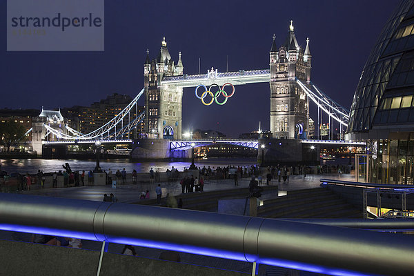 Beleuchtete Tower Bridge mit den Olympischen Spielen zur Feier der Olympiade in London Jahr 2012  Rathaus  City Hall  rechts  London  England  Großbritannien  Europa
