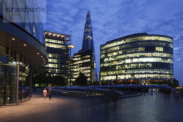 '''More London Riverside'' Bürogebäude  mit dem Londoner Rathaus  City Hall  links  und The Shard London Bridge  hinten  London  England  Großbritannien  Europa'