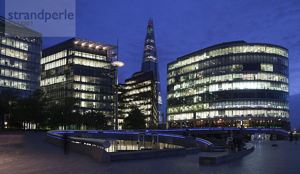 '''More London Riverside'' Bürogebäude  mit der im Bau befindlichen The Shard London Bridge hinten  London  England  Großbritannien  Europa'