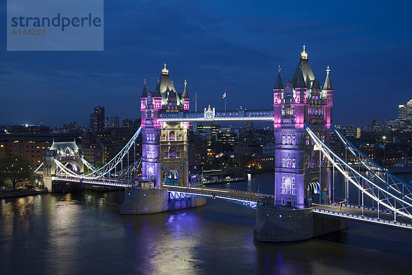 Tower Bridge in der Abenddämmerung mit spezieller Beleuchtung  London  England  Großbritannien  Europa