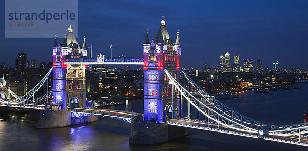 Tower Bridge in der Abenddämmerung mit spezieller Beleuchtung  Canary Wharf hinten  London  England  Großbritannien  Europa