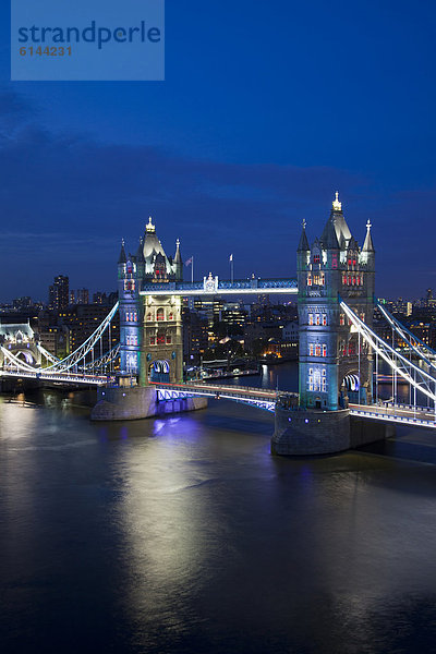 Tower Bridge in der Abenddämmerung mit spezieller Beleuchtung  London  England  Großbritannien  Europa