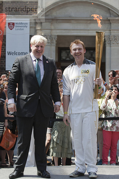 Pressetermin  Londoner Bürgermeister Boris Johnson mit Harry-Potter Schauspieler Rupert Grint beim Fackellauf zur Olympiade 2012 in London  England  Großbritannien  Europa