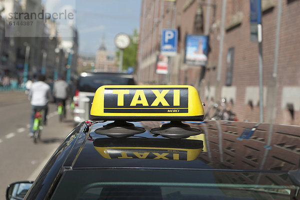 Taxi-Schild im Zentrum von Amsterdam  Holland  Niederlande  Europa
