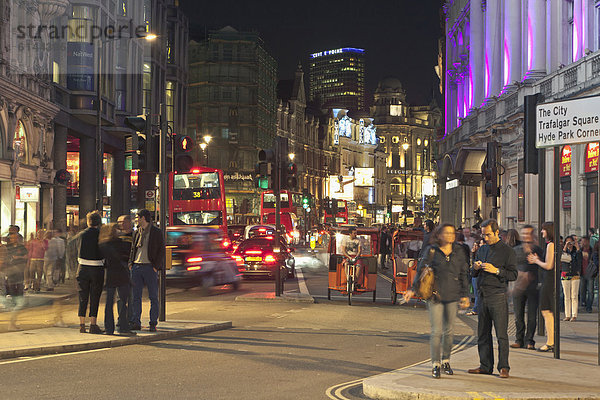 Shaftesbury Avenue bei Nacht  London  England  Großbritannien  Europa
