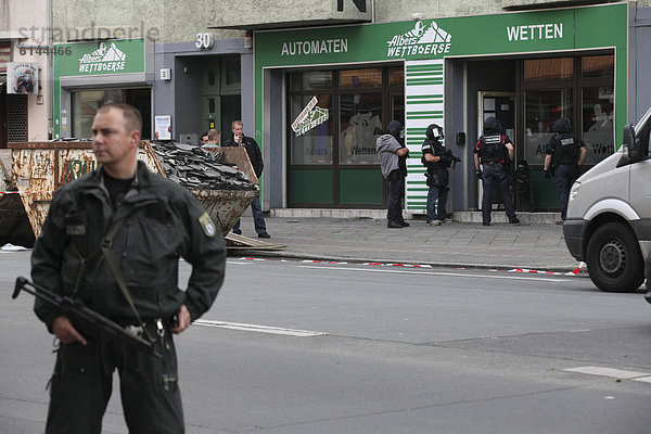 SEK stürmt ein Wettbüro in der Hermannstraße  wo ein Mann mit der Sprengung einer Bombe drohte  in Berlin-Neukölln  Berlin  Deutschland  Europa