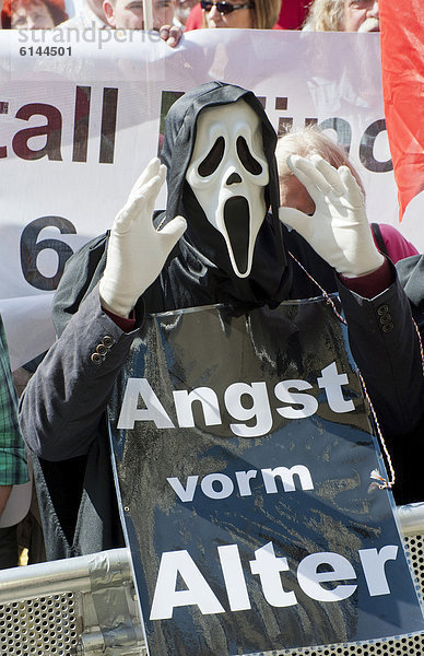 'Schild: ''Angst vorm Alter''  Kundgebung am 1  Mai  Marienplatz  München  Bayern  Deutschland  Europa'