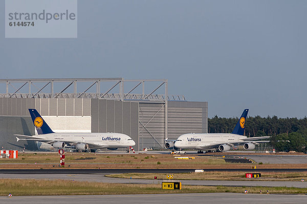 Zwei Airbus A 380 vor der Wartungshalle der Lufthansa auf dem Frankfurter Flughafen  Frankfurt am Main  Hessen  Deutschland  Europa