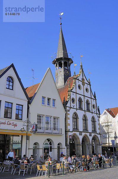 Altes Rathaus und Straßencafe in Burgsteinfurt  Steinfurt  Münsterland  Nordrhein-Westfalen  Deutschland  Europa  ÖffentlicherGrund