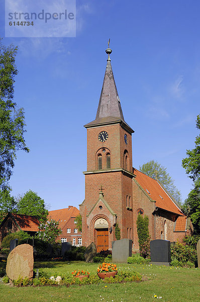 Kapelle St. Lorenz und Friedhof  Schmilau  Kreis Herzogtum Lauenburg  Schleswig-Holstein  Deutschland  Europa