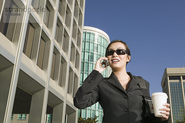 Handy  Geschäftsfrau  sprechen  Kleidung  Sonnenbrille  Kaffee