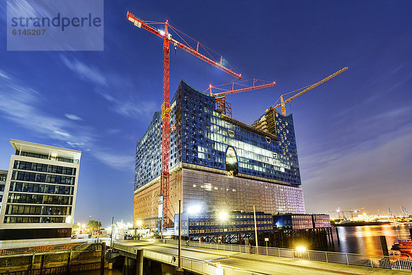 Die im Bau befindliche Elbphilharmonie in der Hafencity von Hamburg  Deutschland  Europa