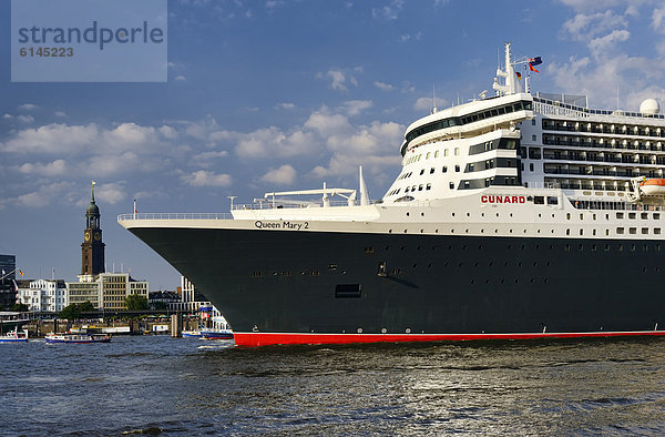 Kreuzfahrtschiff Queen Mary 2 im Hamburger Hafen  Hamburg  Deutschland  Europa
