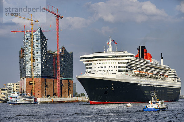 Elbphilharmonie und Kreuzfahrtschiff Queen Mary 2 im Hamburger Hafen  Hamburg  Deutschland  Europa