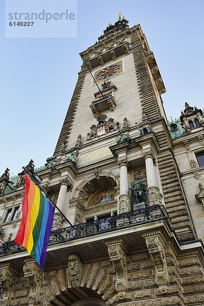 Hamburger Rathaus mit Regenbogen-Fahne zum Christopher Street Day  Hamburg  Deutschland  Europa