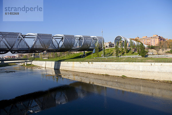 Puente Monumental de Arganzuela über den Fluß Manzanares in Madrid Rio  ökologisches Begrünungsprojekt  Madrid  Spanien  Europa