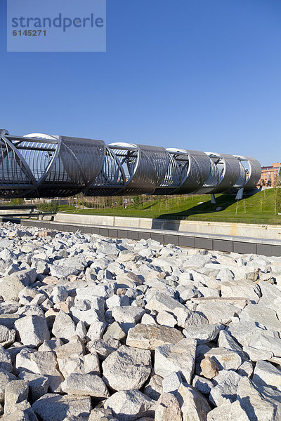 Puente Monumental de Arganzuela über den Fluß Manzanares in Madrid Rio  ökologisches Begrünungsprojekt  Madrid  Spanien  Europa