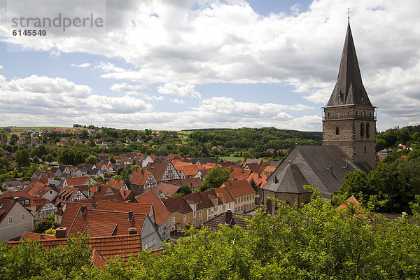 Blick auf die mittelalterliche Stadt mit der Altstadtkirche  Warburg  Nordrhein-Westfalen  Deutschland  Europa  ÖffentlicherGrund