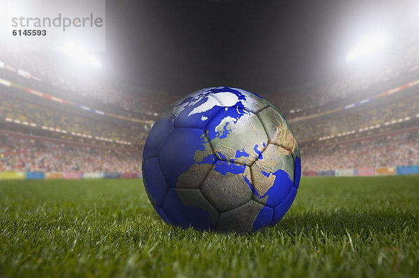 ruhen streichen streicht streichend anstreichen anstreichend groß großes großer große großen Fußball Gras Ball Spielzeug mögen Stadion Globus