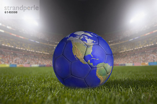 ruhen streichen streicht streichend anstreichen anstreichend groß großes großer große großen Fußball Gras Ball Spielzeug mögen Stadion Globus