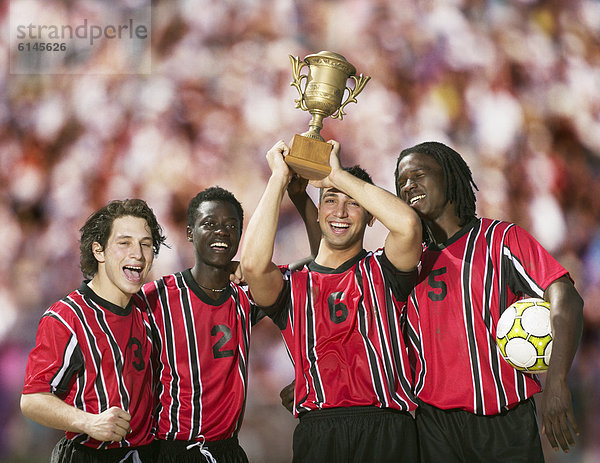 hoch oben halten Spiel Fußball Pokal