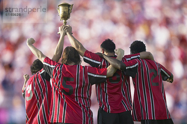 hoch oben halten Spiel Fußball Pokal