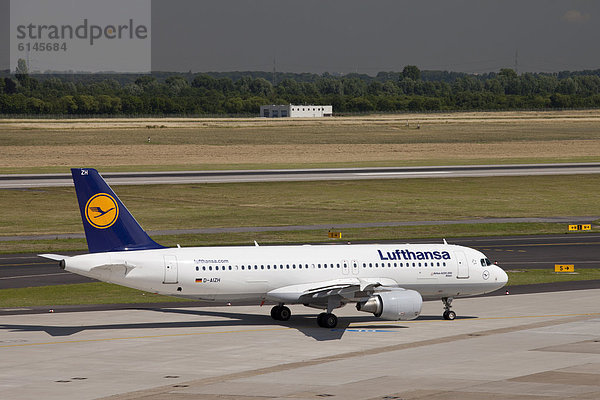 Flugzeug der Lufthansa auf dem Rollfeld  Airbus A320-200  Flughafen  Düsseldorf  Rheinland  Nordrhein-Westfalen  Deutschland  Europa