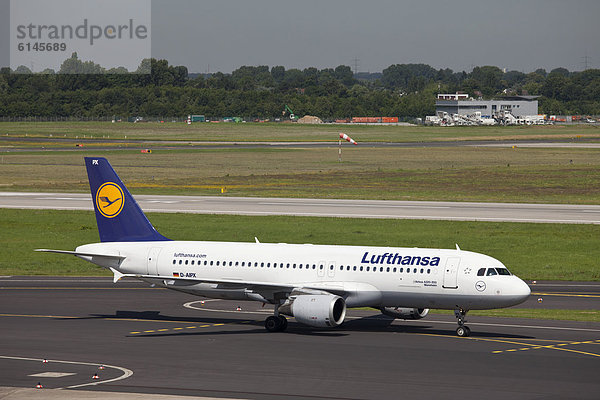 Flugzeug der Lufthansa - Airbus A320-200 Mannheim - auf dem Rollfeld  Flughafen  Düsseldorf  Rheinland  Nordrhein-Westfalen  Deutschland  Europa