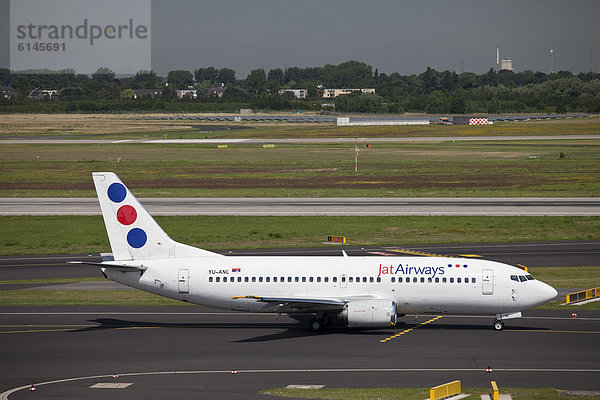 Flugzeug der Jat Airways - Boeing 737-300 - am Rollfeld  Flughafen  Düsseldorf  Rheinland  Nordrhein-Westfalen  Deutschland  Europa