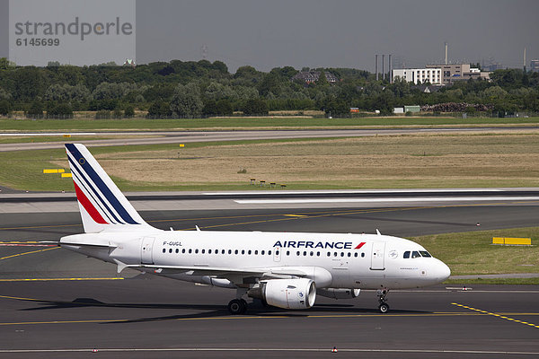 Flugzeug der Airfrance - Airbus A318 - auf dem Rollfeld  Flughafen  Düsseldorf  Rheinland  Nordrhein-Westfalen  Deutschland  Europa
