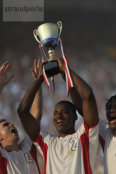 hoch oben halten Fußballmannschaft Pokal