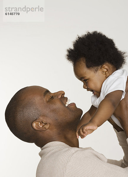 Menschlicher Vater  Tochter  Baby  spielen