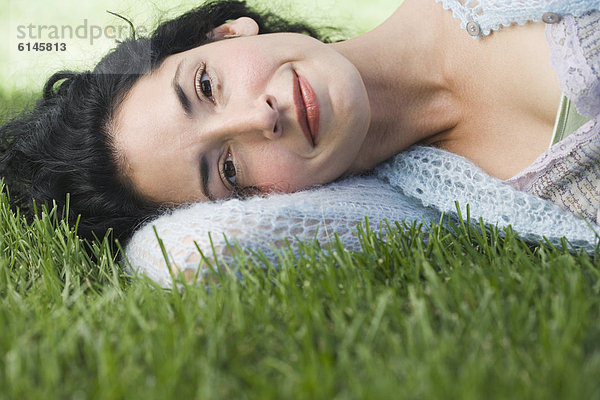 liegend  liegen  liegt  liegendes  liegender  liegende  daliegen  Frau  jung  Gras