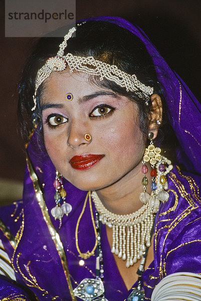 Junge Tänzerin  in prächtigem Gewand  beim Warten auf Auftritt  Porträt  Udaipur  Indien  Asien
