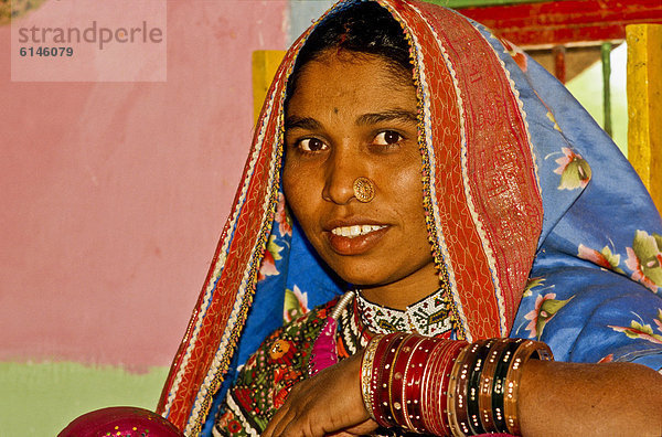 Porträt einer jungen Frau  die von Stickerei lebt  Bhirendiara  Indien  Asien