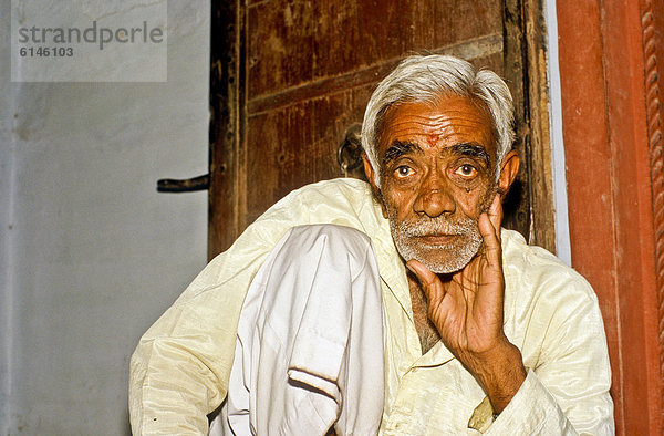 Porträt eines Schusters aus Rajasthan  Jaisalmer  Rajasthan  Indien  Asien