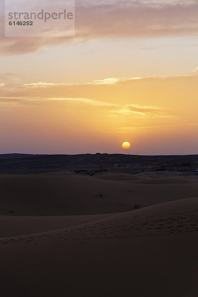Sonnenuntergang bei den Sanddünen von Erg Chebbi  Erfoud  MeknËs-Tafilalet  Königreich Marokko  Sahara  Maghreb  Afrika