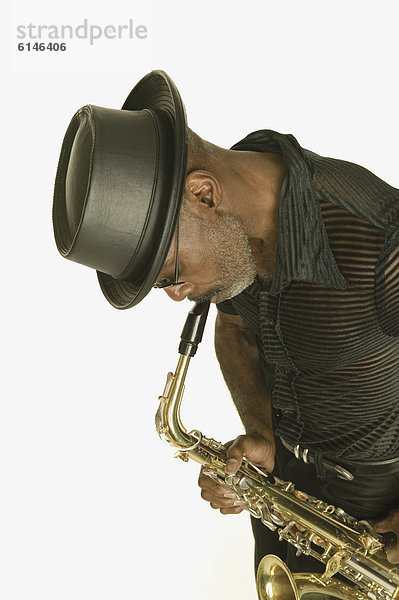 Mann  reifer Erwachsene  reife Erwachsene  Mittelpunkt  spielen  Saxophon