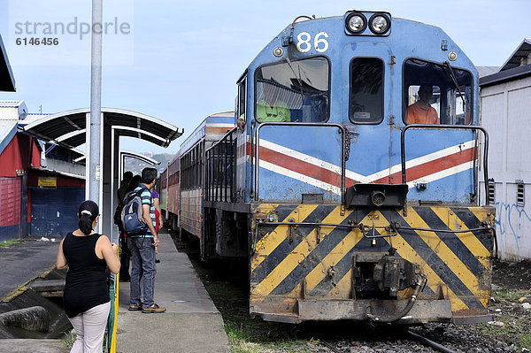 Pendlerzug mit Diesel-Lokomotive fährt auf Bahnsteig ein  San Jose  Costa Rica  Lateinamerika  Zentralamerika