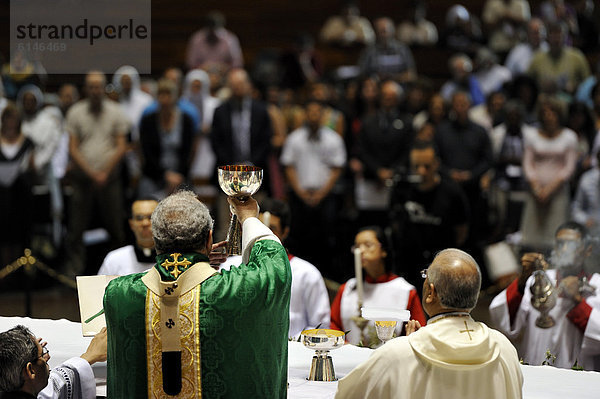 Dom Orani Joao Tempesta  Erzbischof von Rio de Janeiro  hält eine Messe in der Kathedrale Cathedral Metropolitana  Rio de Janeiro  Brasilien  Südamerika