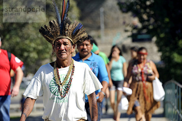 Indigener Mann mit Federschmuck während des UN-Nachhaltigkeitsgipfels Rio+20 in Rio de Janeiro  Brasilien  Südamerika