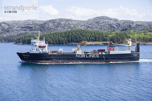 Frachtschiff  Bergen - Hardanger  Insel Reksteren  Norwegen  Europa